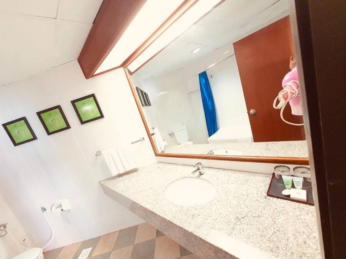 Romantic Couple Suite + Beach-Front Balcony Tanjung Bungah  Exteriér fotografie